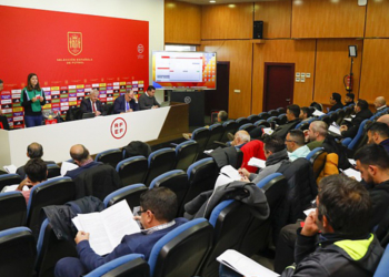 Habrá dos divisiones en la competición liguera, tanto en categoría masculina como en femenina, de fútbol playa a nivel nacional.