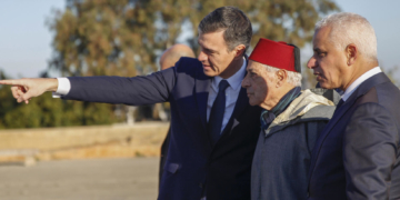 RABAT (MARRUECOS), 02/02/2023.- El presidente del Gobierno español, Pedro Sánchez (i), visita el Mausoleo Mohamed V en Rabat, Marruecos, junto al historiador del Reino de Marruecos y portavoz del Palacio Real, Abdelhak Lamrini (2d), y el ministro marroquí de Sanidad, Khalid Ait Taleb (d). El presidente del Gobierno realizó este jueves una ofrenda floral en el mausoleo de Mohamed V, en Rabat, antes del inicio de las sesiones de la XII Reunión de Alto Nivel (RAN) entre España y Marruecos. EFE/ Mohamed Siali