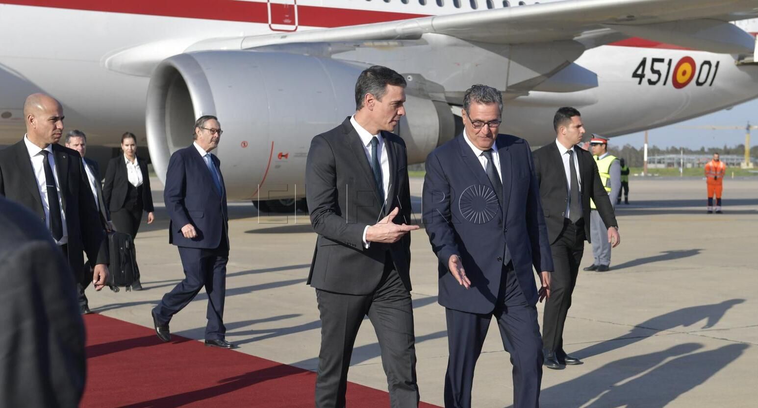 Rabar (Morocco), 01/02/2023.- Prime Minister of Morocco Aziz Akhannouch (C-R) receives Spanish Prime Minister Pedro Sanchez (C-L) at Rabat-Sale Airport in Rabat, Morocco, 01 February 2023. Spanish Prime Minister Sanchez is on a two-day visit to Morocco in which he attends the Moroccan-Spanish Economic Forum from 01 to 02 February. (Marruecos, España) EFE/EPA/JALAL MORCHIDI