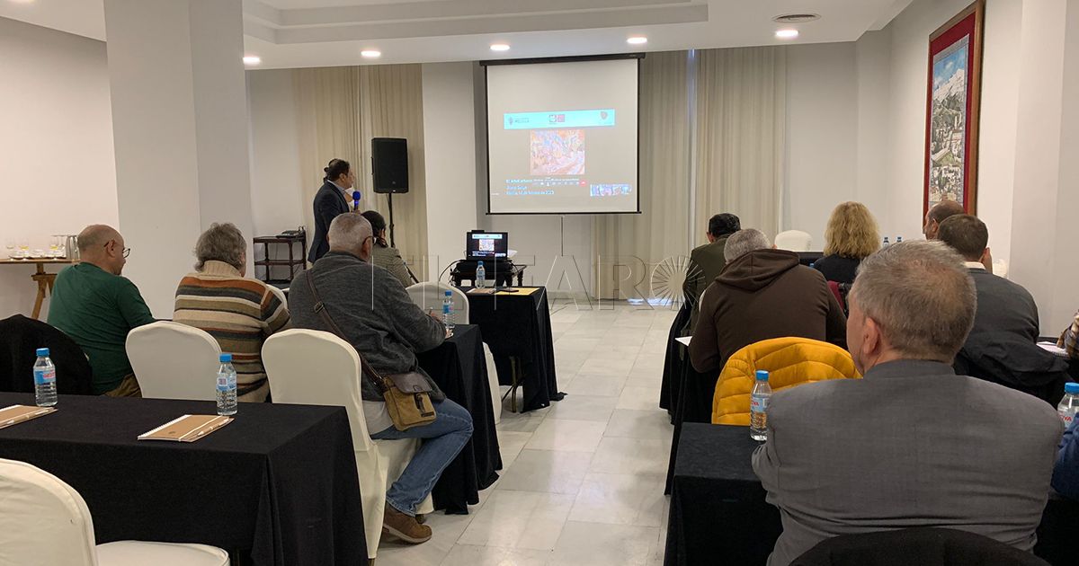 Medio Ambiente y miembros de Defensa del Arbolado y el PSOE se reúnen con un experto en poda