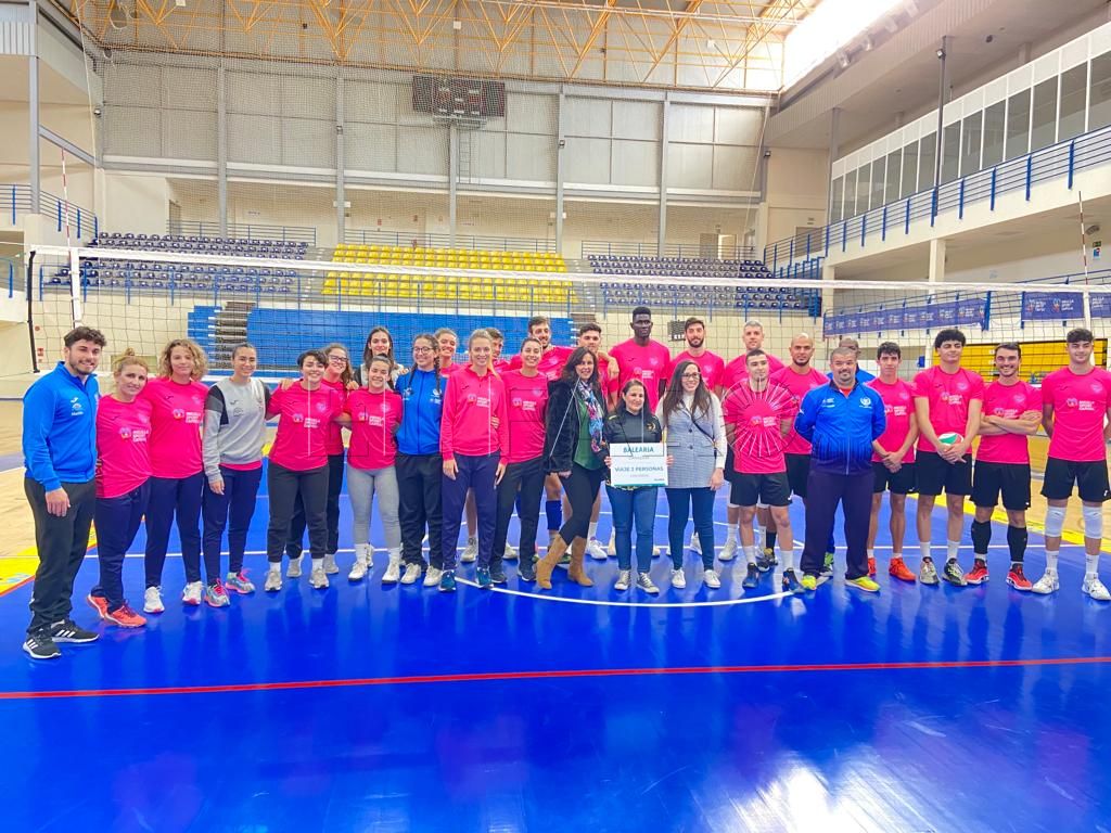 El Club Voleibol Melilla rinde homenaje a la voluntaria de la ONG IAE (Intervención Ayuda y Emergencias), Merche González