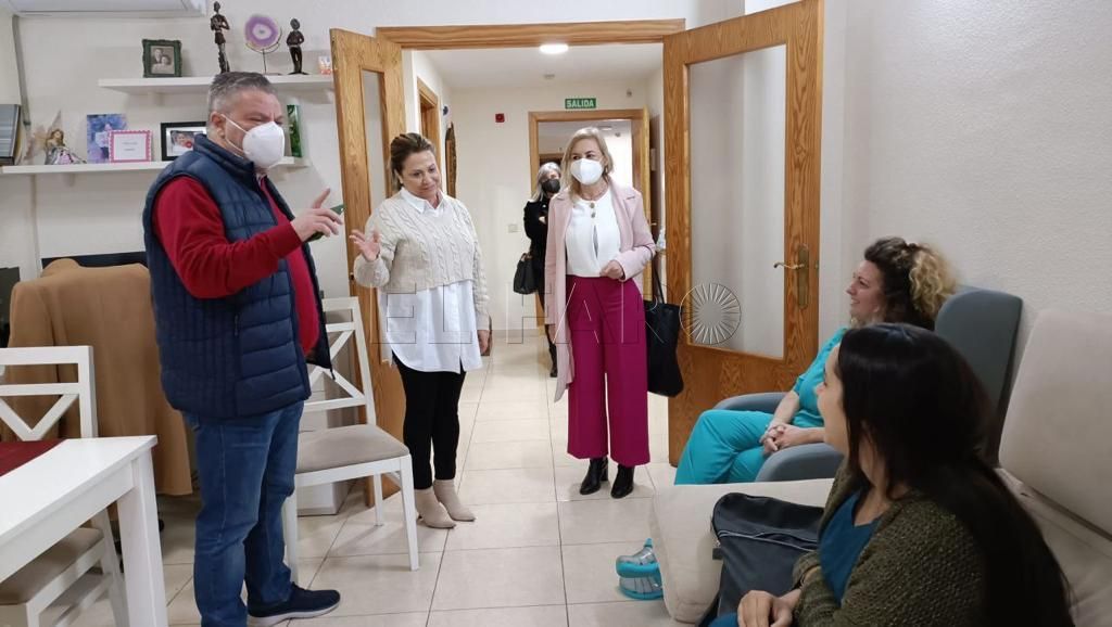 Paqui Maeso visita el piso tutelado de mayores que dirige la Asociación Virgen de la Luz