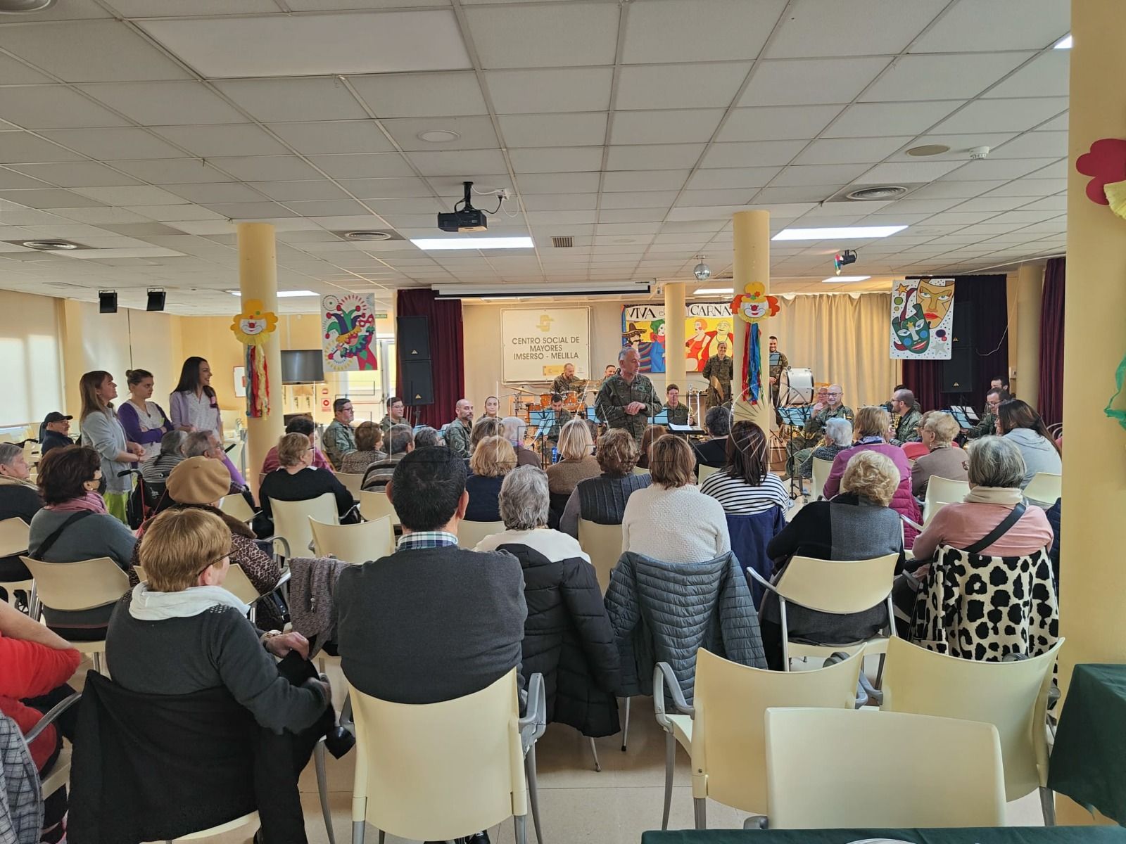 El Batallón de Música de la Comgemel visita el Centro Social de Mayores por el carnaval