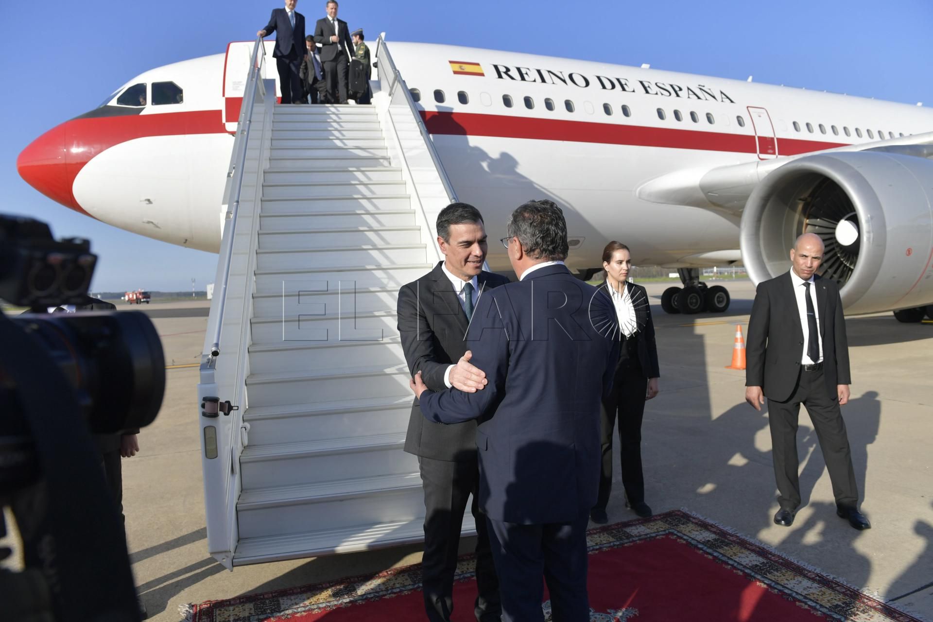 Rabar (Morocco), 01/02/2023.- Prime Minister of Morocco Aziz Akhannouch (C-R) receives Spanish Prime Minister Pedro Sanchez (C-L) at Rabat-Sale Airport in Rabat, Morocco, 01 February 2023. Spanish Prime Minister Sanchez is on a two-day visit to Morocco in which he attends the Moroccan-Spanish Economic Forum from 01 to 02 February. (Marruecos, España) EFE/EPA/JALAL MORCHIDI