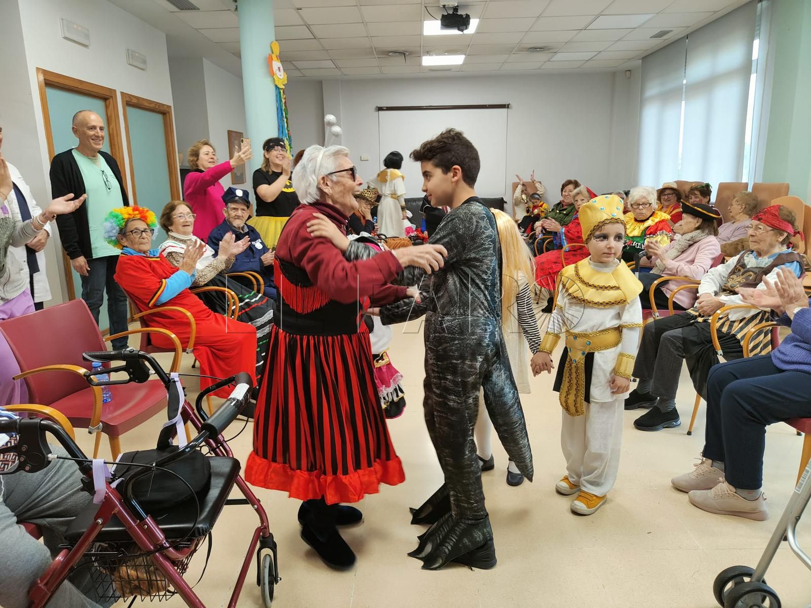 Actividad intergeneracional de Carnaval en el Centro Social de Mayores