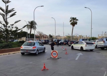 La Policía Local realiza una campaña especial sobre distracción al volante