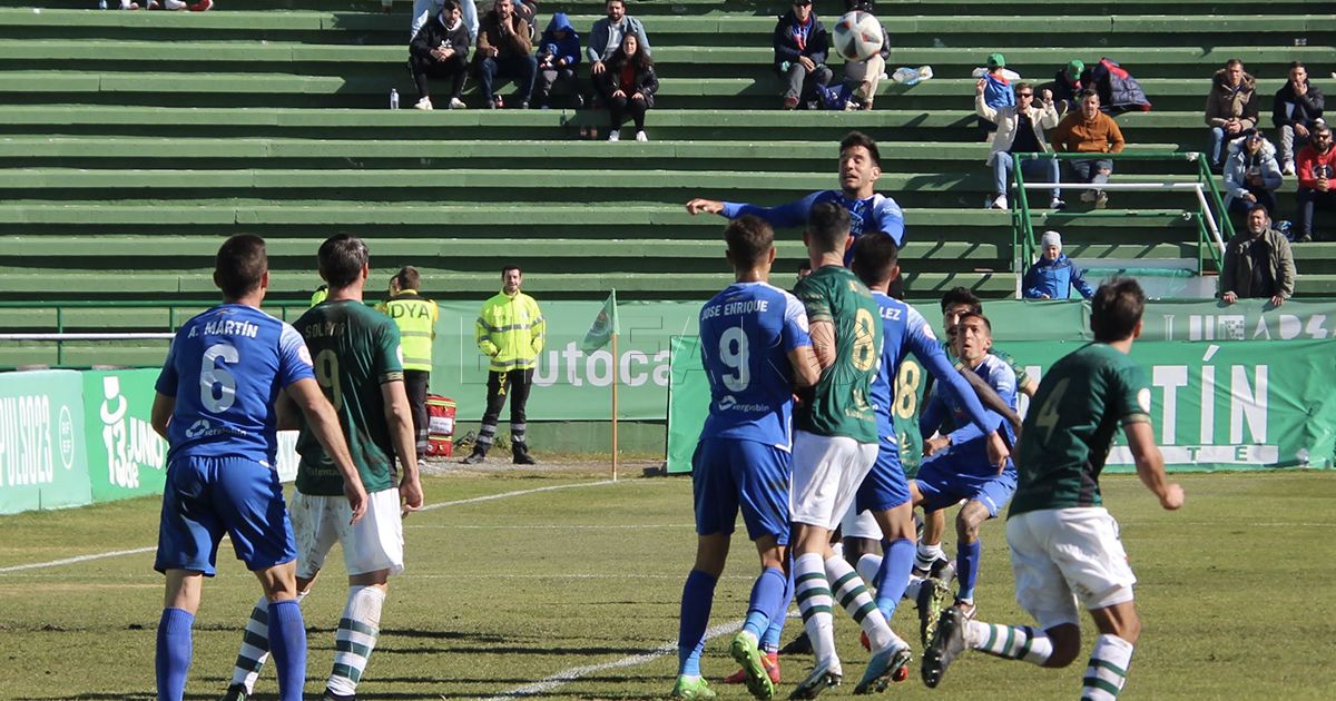 El Melilla se estrella en Cáceres con los postes y con Iván Moreno