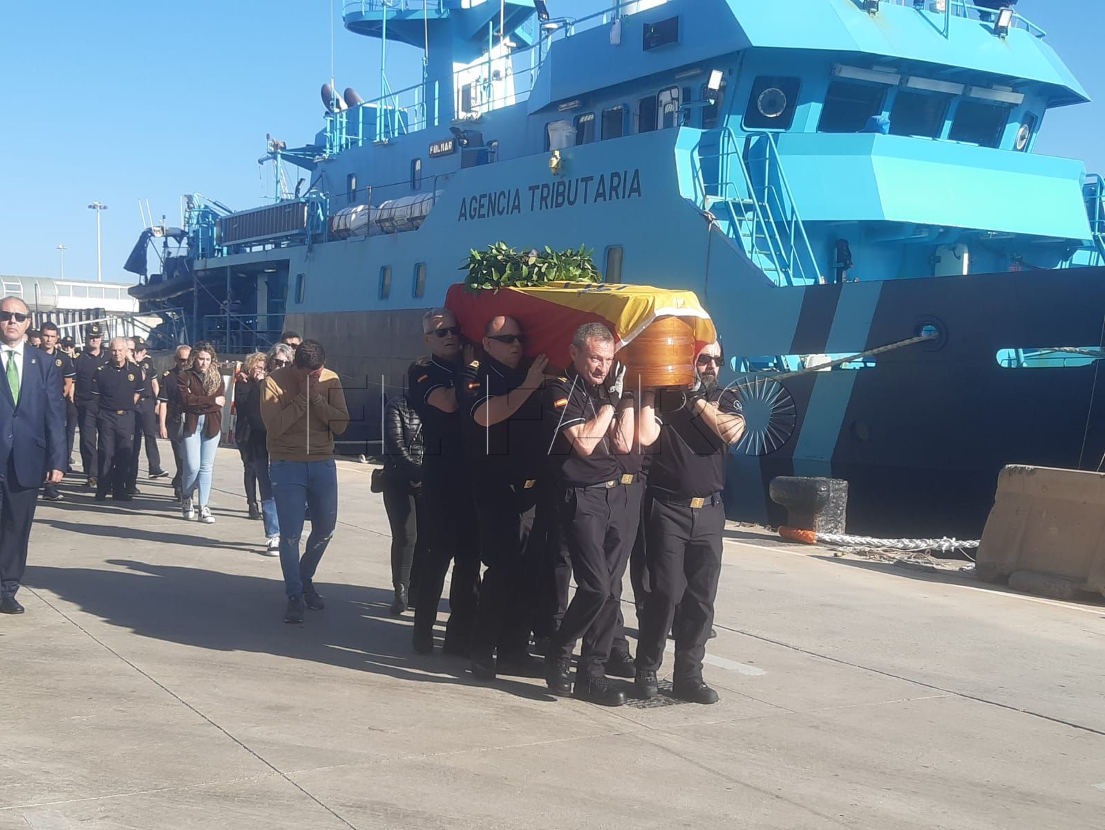 Melilla recibe con honores el féretro de Carlos Esquembri, fallecido en acto de servicio