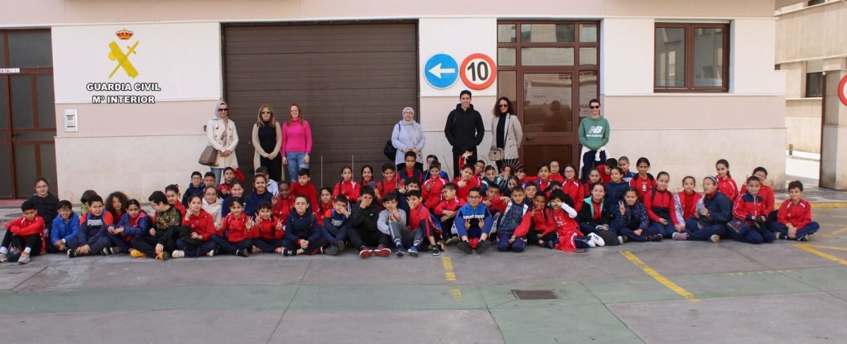 Alumnos y profesores del CEIP León Solá visitan la Comandancia de la Guardia Civil