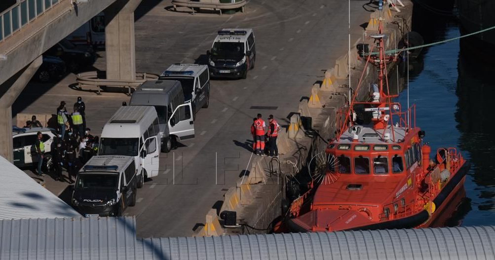 Trasladan a Melilla a los 21 migrantes llegados a Alborán
