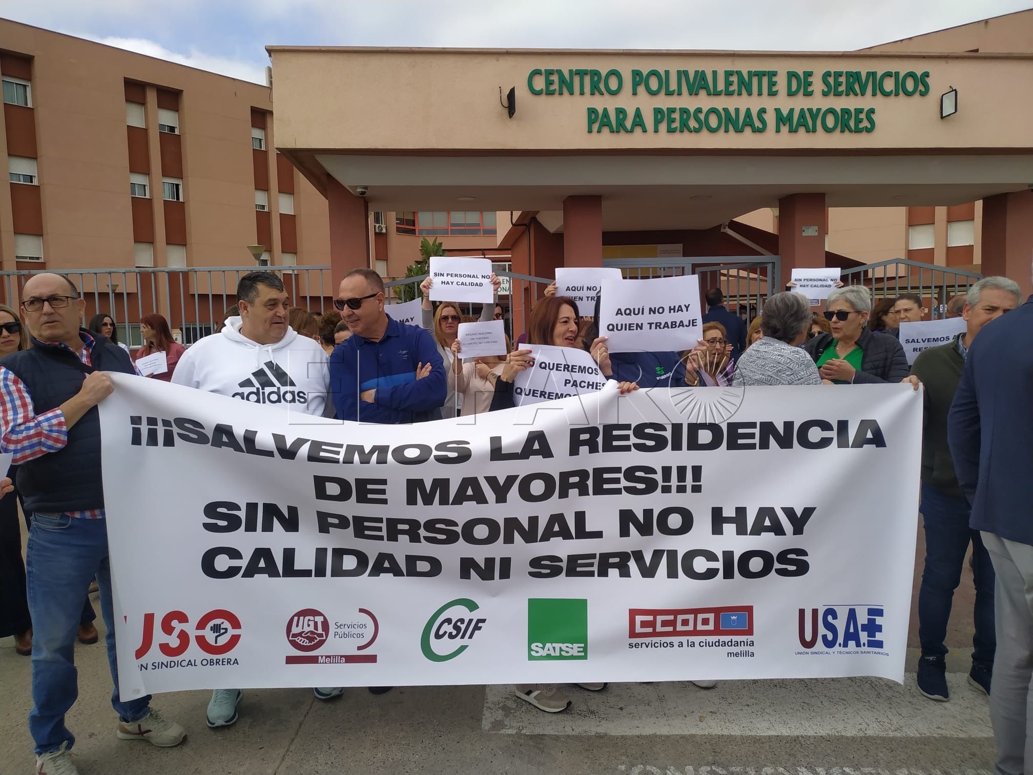 Plantilla y sindicatos protestan a las puertas de la residencia de mayores por la falta de personal