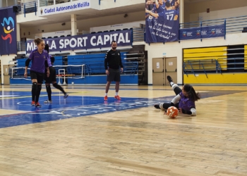 Juanmi Villegas trabaja con las tres porteras del primer equipo, así con la cancerbera brasileña Bia que juega con el conjunto de Segunda División y que tiene una gran proyección.