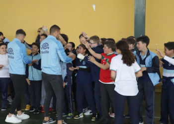 La UD Melilla coge fuerzas visitando el CEIP Anselmo Pardo