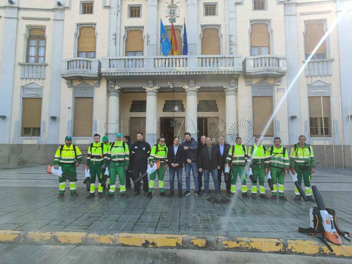 Medio Ambiente presenta las diez nuevas sopladoras eléctricas por un coste de 20.000 euros