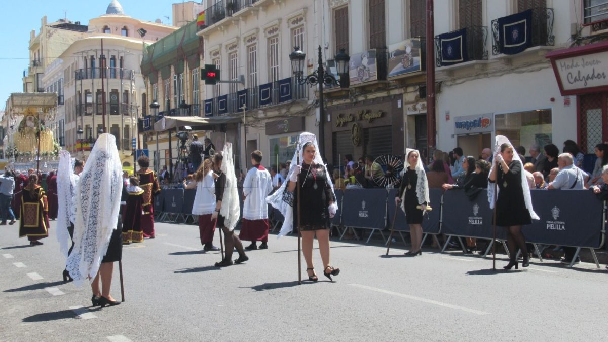 Las mujeres vestidas de mantilla, todo un símbolo de la Semana Santa