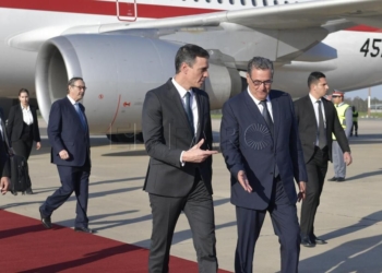 Rabar (Morocco), 01/02/2023.- Prime Minister of Morocco Aziz Akhannouch (C-R) receives Spanish Prime Minister Pedro Sanchez (C-L) at Rabat-Sale Airport in Rabat, Morocco, 01 February 2023. Spanish Prime Minister Sanchez is on a two-day visit to Morocco in which he attends the Moroccan-Spanish Economic Forum from 01 to 02 February. (Marruecos, España) EFE/EPA/JALAL MORCHIDI