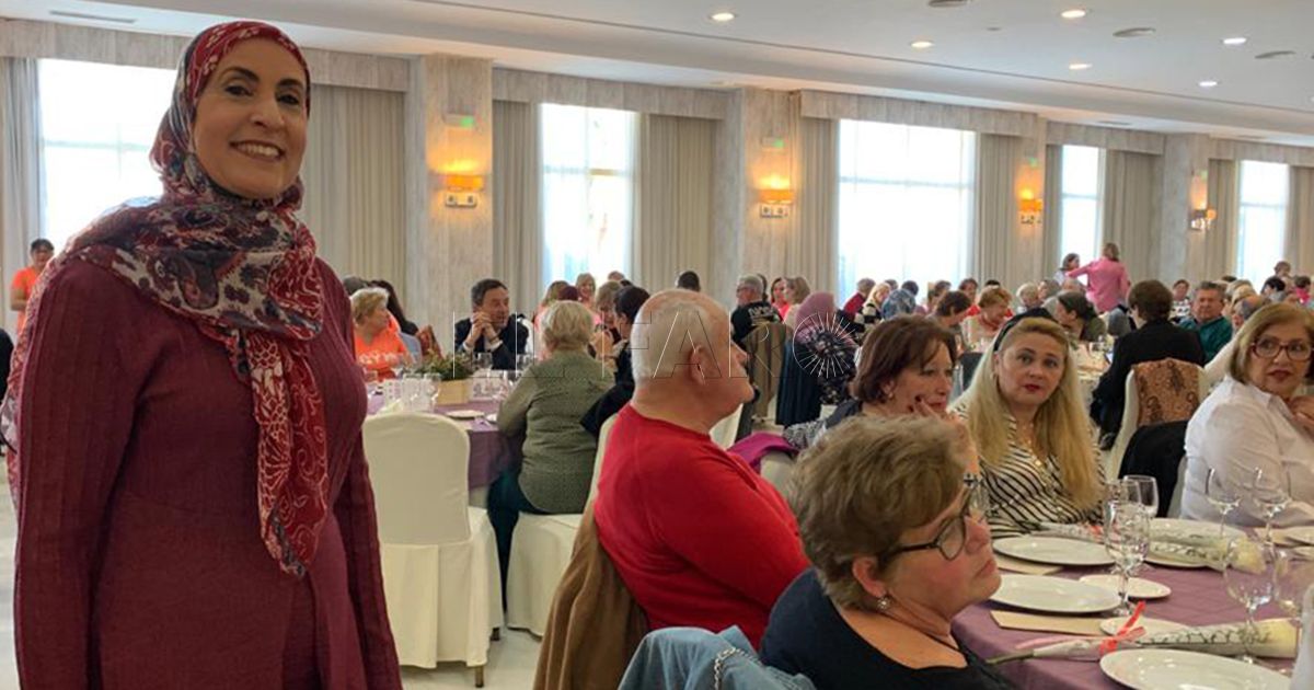 Alumnos de Aulas Culturales para Mayores celebran el 8M con una merienda