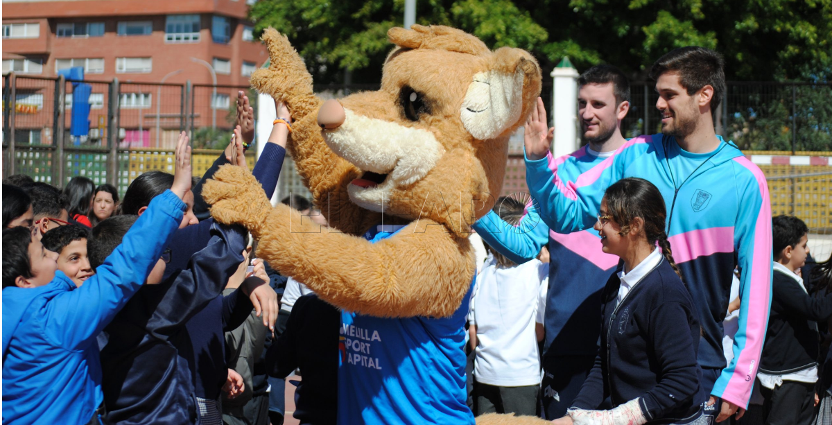 Alegría e ilusión en la visita del Club Melilla Baloncesto al CEIP Reyes Católicos