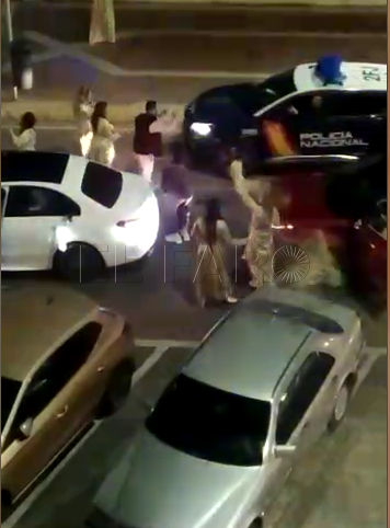 Atasco de coches en el Paseo Marítimo por una boda