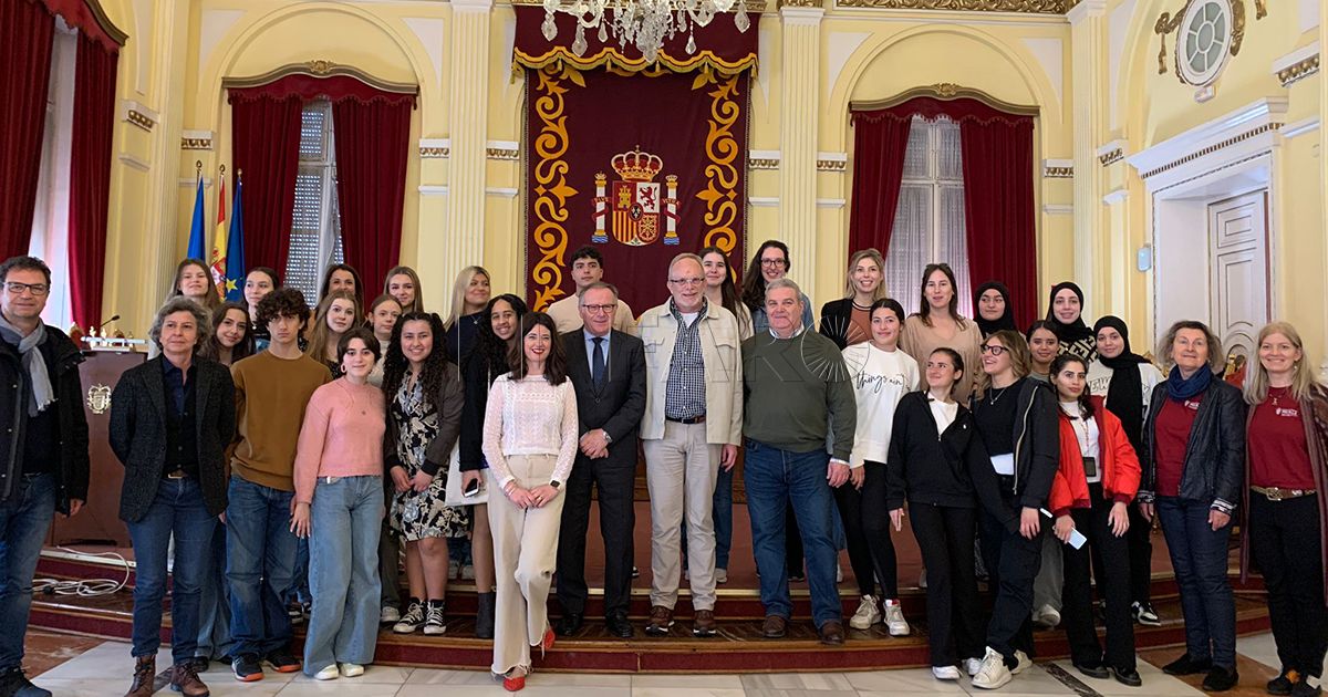 Cerca de 30 alumnos de Erasmus visitan el Salón Dorado de la Asamblea