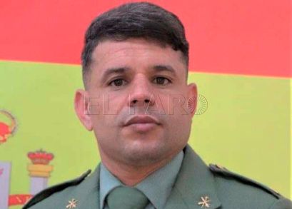 Un cabo primero de la Legión auxilia a tres mujeres y ocho niños al desatarse un incendio