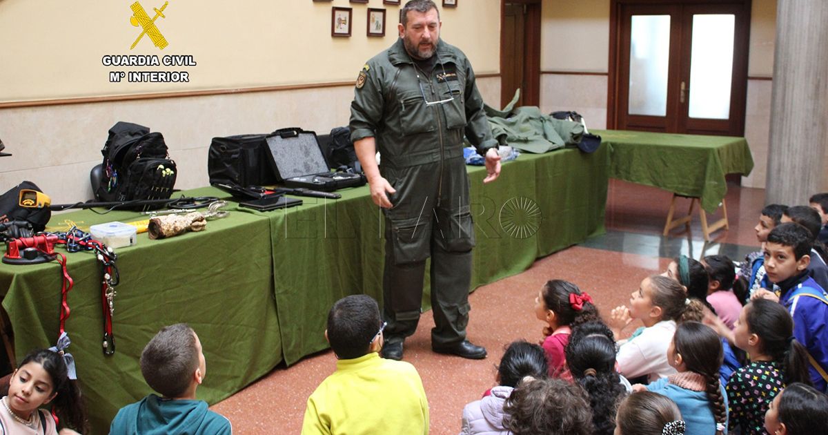 Alumnos y profesores del CEIP Juan Caro Romero visitan la Comandancia de la Guardia Civil