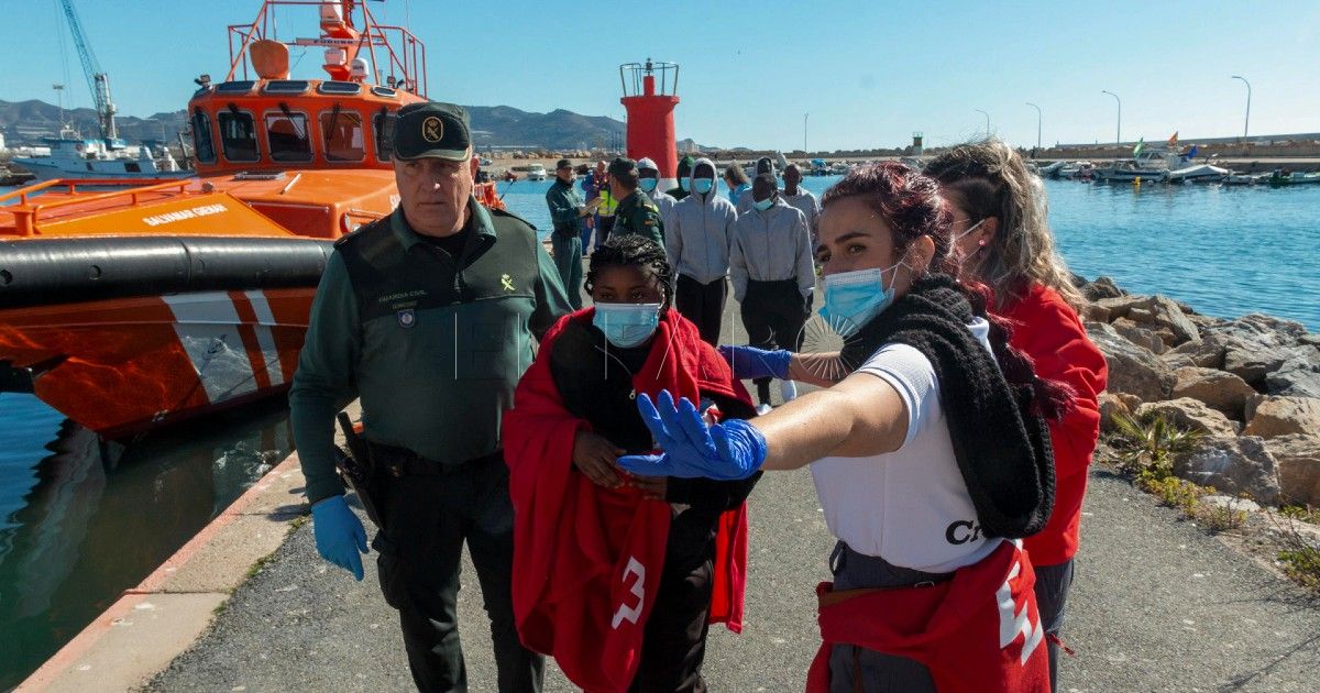 Trasladan a Motril a 30 migrantes que estaban en Alborán