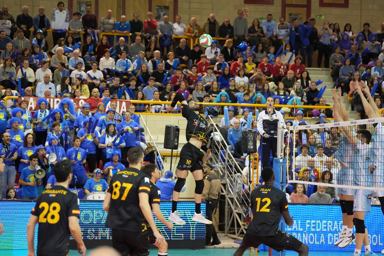 Los playoffs por el título, a escena