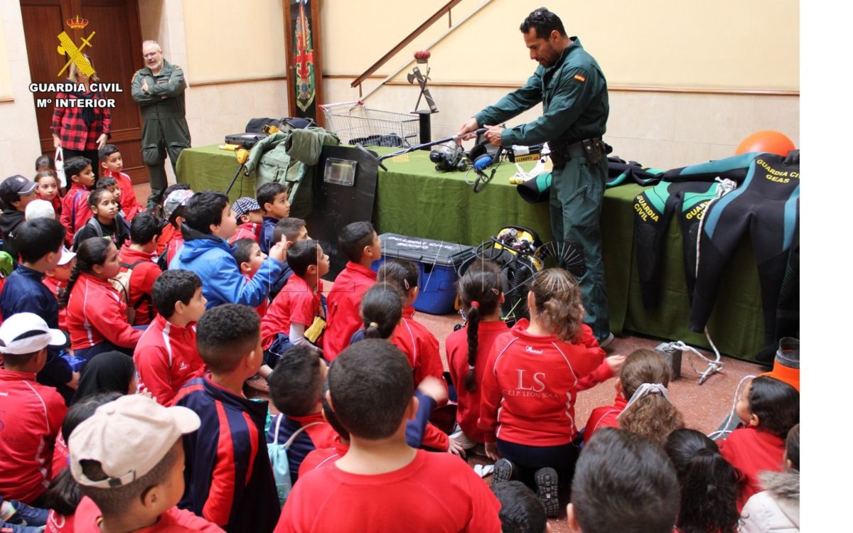 La Comandancia de la Guardia Civil recibe la visita de alumnos del CEIP León Solá
