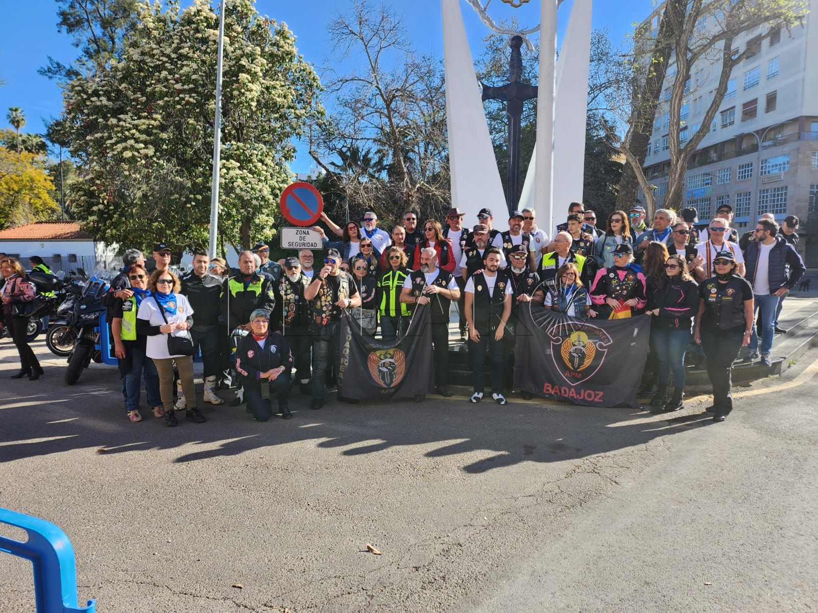 Los Ángeles Guardianes de Melilla apoyan a una sede motera en Badajoz
