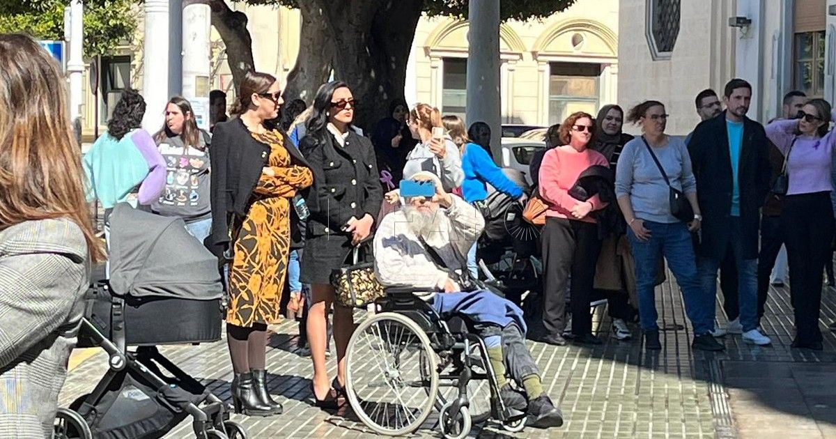 Dunia Amar se planta en la Asamblea durante el manifiesto por el 8M