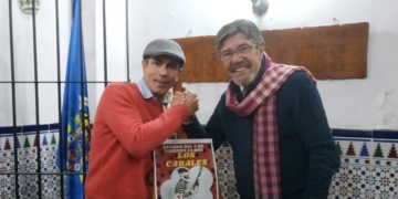 Paco Gámez (derecha) junto a El Sangui en una de las últimas actuaciones que albergó la asociación.