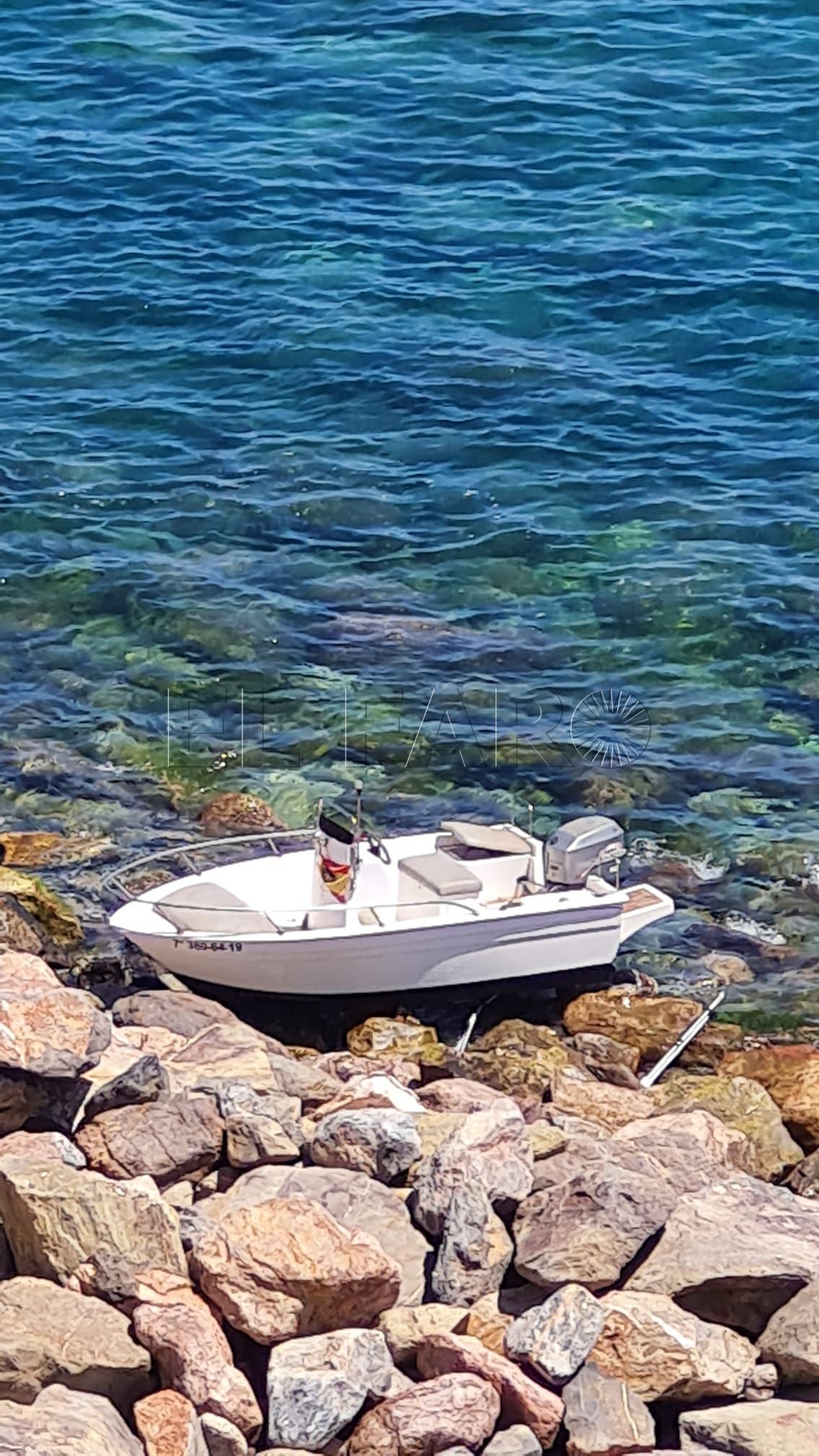 La Guardia Civil de Melilla encontró ayer una patera sin ocupantes en la playa de Horcas Coloradas