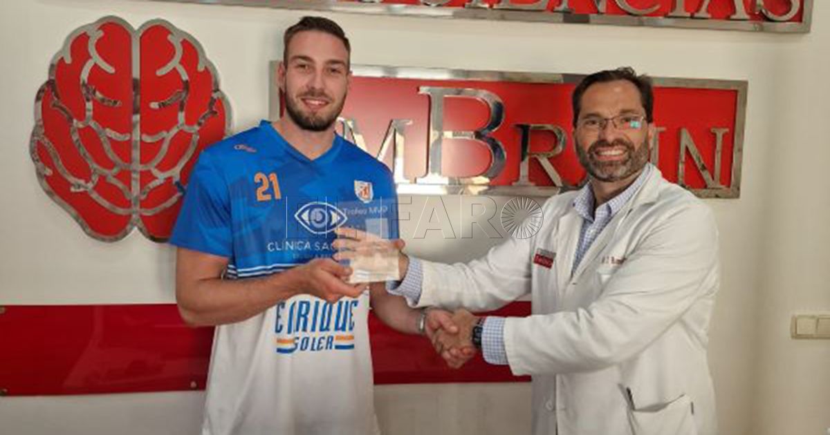 Jesús Romero entrega el Trofeo MVP Medical Imbrain