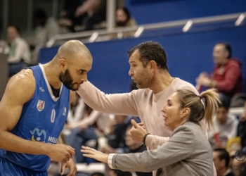 Ana Mónica Rodríguez dando instrucciones a uno de sus jugadores del MSC Enrique Soler, equipo que milita en la Liga EBA.