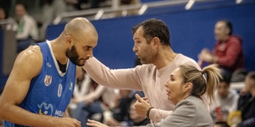 Ana Mónica Rodríguez dando instrucciones a uno de sus jugadores del MSC Enrique Soler, equipo que milita en la Liga EBA.