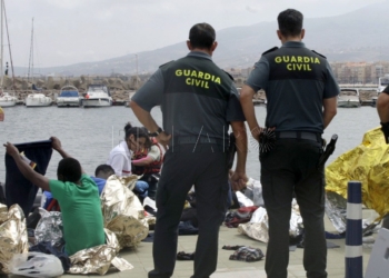 GRA333. MELILLA, 19/05/2017.- Efectivos de la Guardia Civil atienden esta tarde a varios de los 24 inmigrantes de origen subsahariano después de que la patera con la que intentaban llegar a Melilla haya naufragado. El rescate se ha producido en las inmediaciones de Aguadú (al norte de Melilla), y los inmigrantes han sido trasladados al puerto deportivo en la embarcación del GEAS de la Guardia Civil. EFE/F.G.GUERRERO