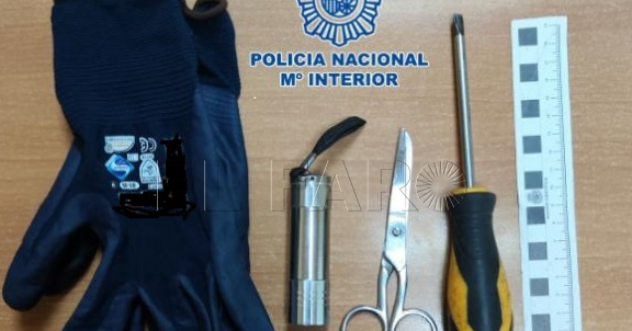 Sorprendido forzando un coche en Carlos Ramírez de Arellano