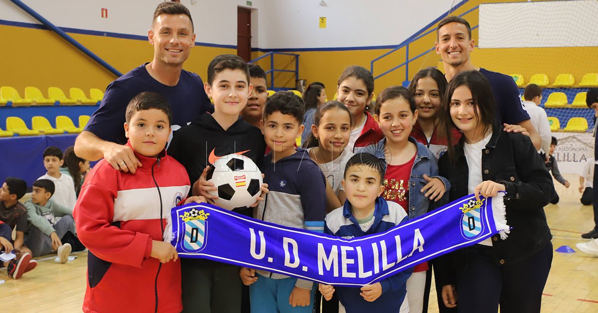 La plantilla de la UD Melilla se lo pasa en grande en su visita al CEIP Real