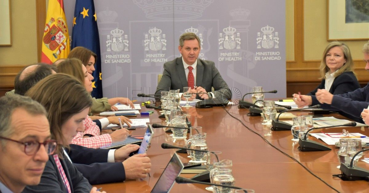 El ministro de Sanidad acusa al PP de usar la sanidad en Ceuta y Melilla con fin electoralista