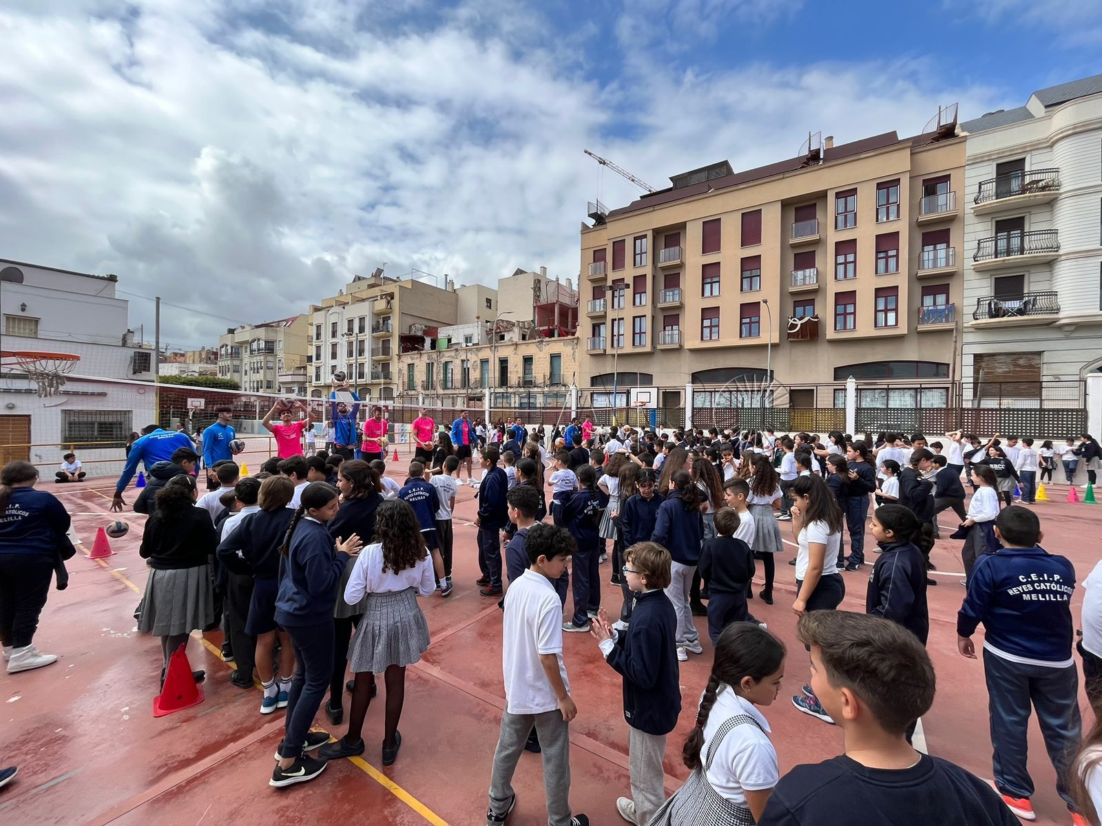 Protesta en el colegio Reyes Católicos por no hacerse la obra para cubrir el patio