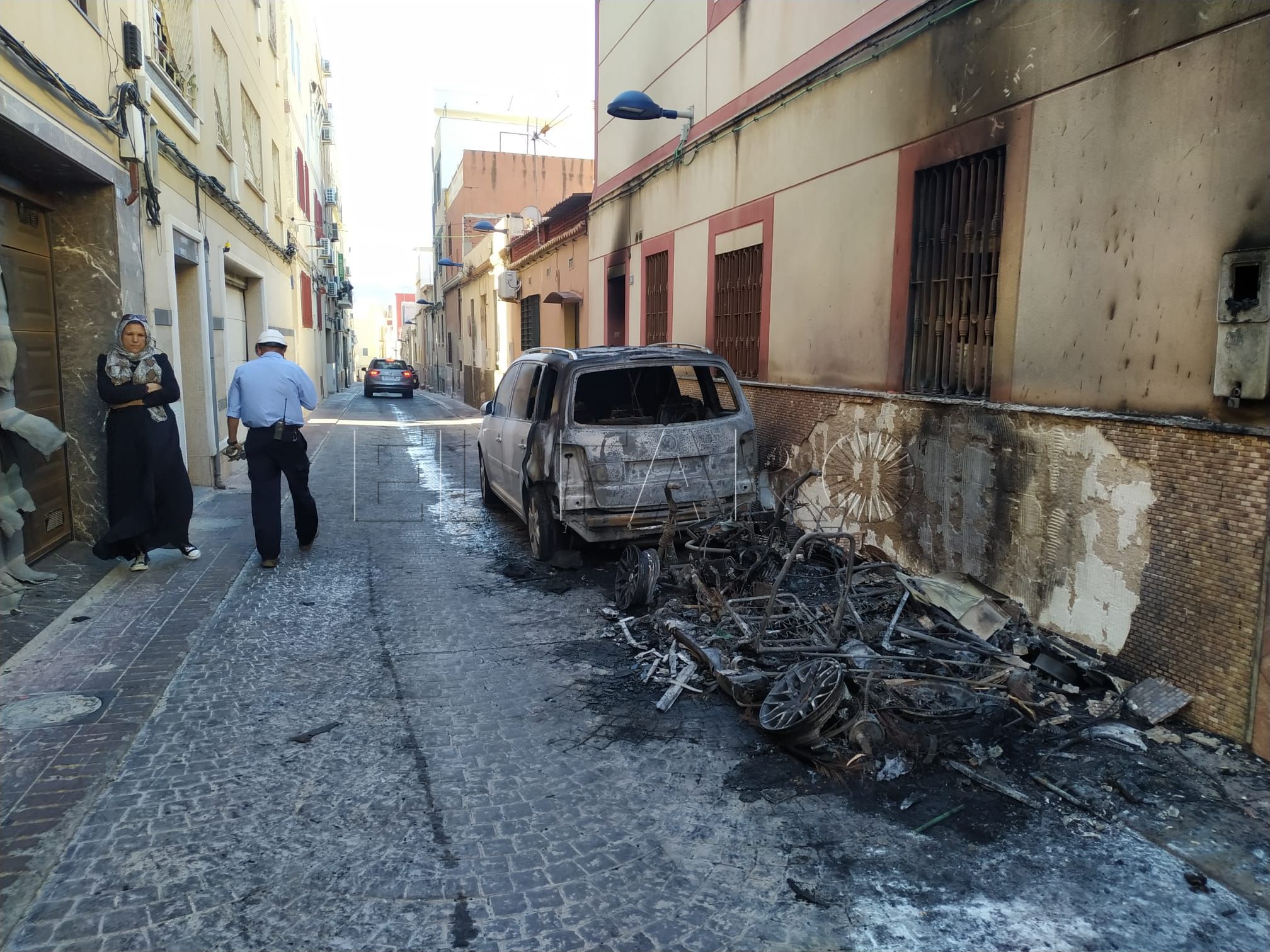 Arde un coche en Ataque Seco dejando sin luz a los vecinos de la calle  Alicante