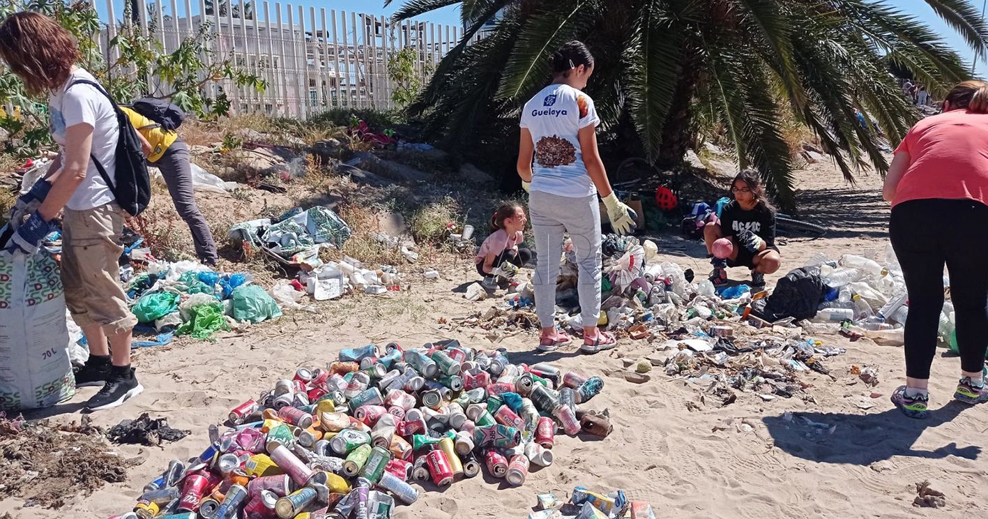 Guelaya se une, como cada año, a la limpieza de las playas de Melilla
