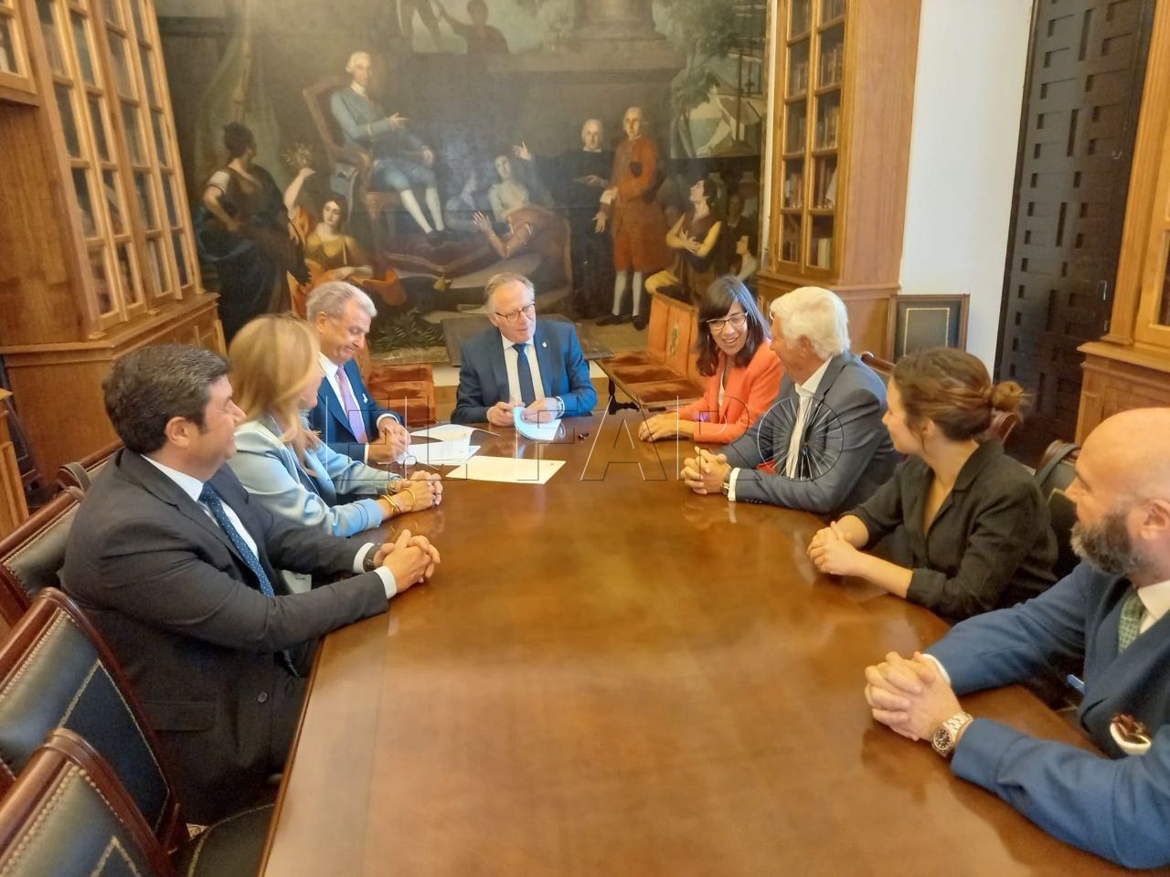 De Castro firma un protocolo de colaboración entre la Ciudad Autónoma y el Cuerpo Consular de Málaga