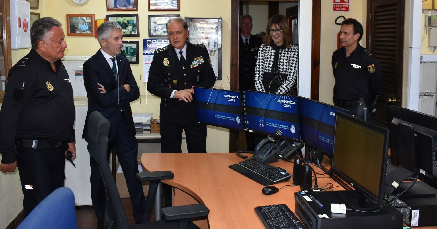 La Policía Nacional distribuye material y equipamiento técnico para agilizar la identificación de personas en la frontera