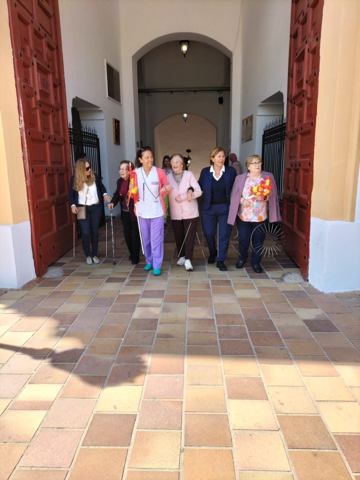 Residentes del Centro Social de Mayores de Melilla visitan la plaza de toros