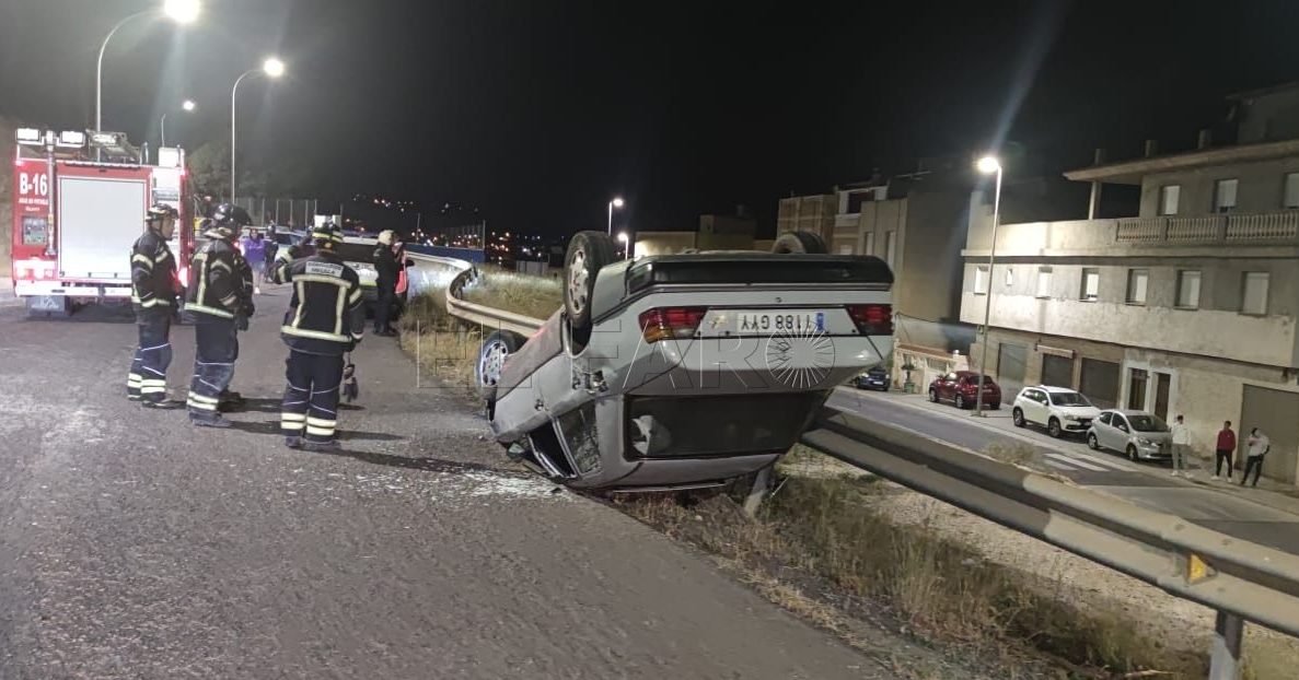 Un conductor "se despista" y vuelca a la salida de la urbanización de Los Pinares con Vía Láctea
