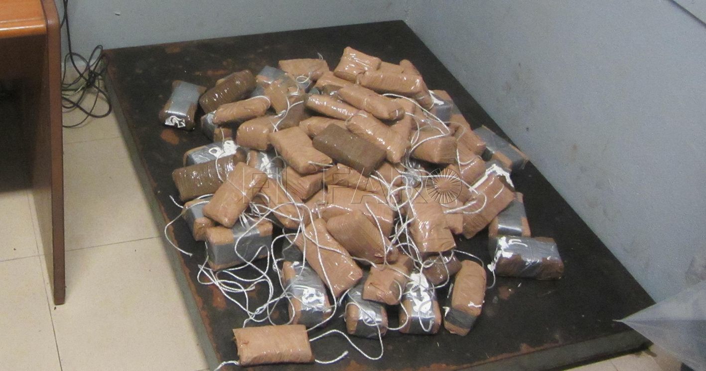 Detenida en el puerto de Almería con 194 bellotas de 'hachís'