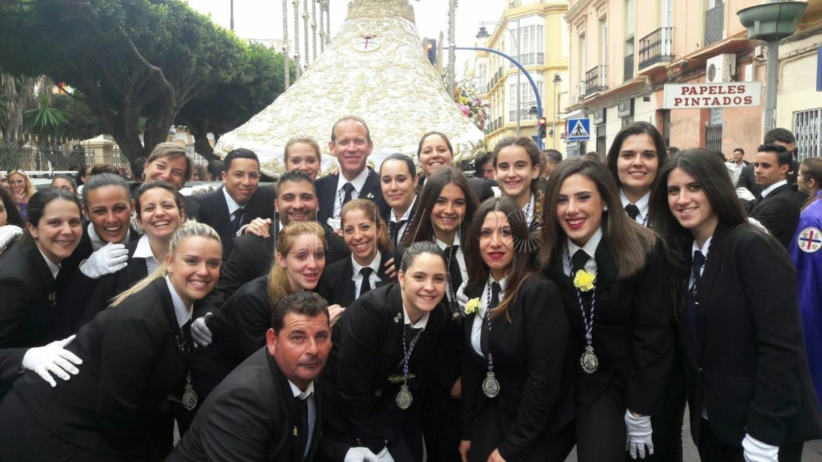 Lourdes (nombre ficticio): "Gracias a las mujeres de trono la Semana Santa de Melilla sigue viva"