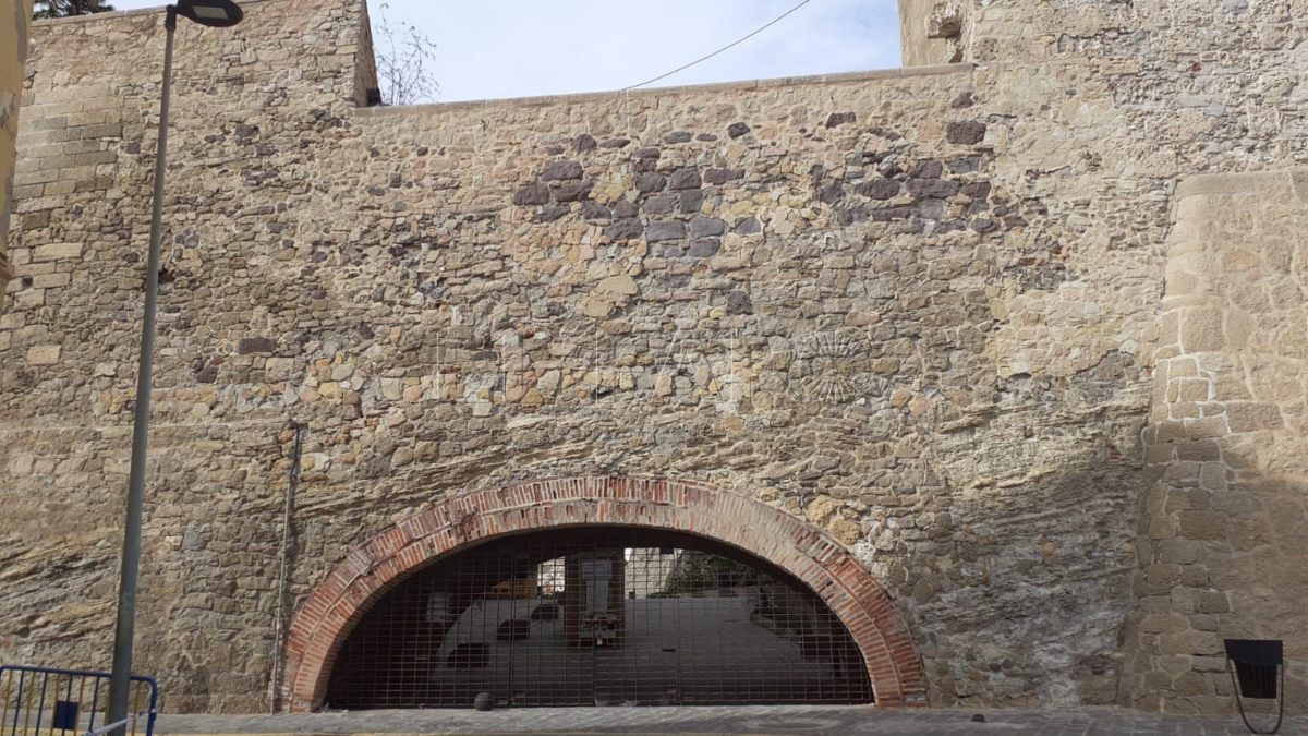 La puerta de la playa de la Alcazaba abrirá el 1 de junio a los bañistas